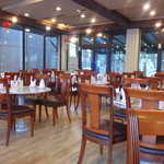 赤坂飯店 - 2013年は、椅子が新しくなり雰囲気が変わりました。