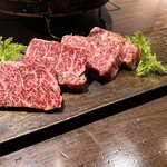 炭火焼肉　にくたらし　熊本上乃裏店 - 極上！厚切りハラミトリュフ塩添え！赤ワインとの相性バッチリ！