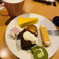 カフェトスカ - デザートを一通り。チーズケーキが一番美味しかった。