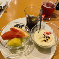 カフェトスカ - 口直しにフルーツとアイスクリーム、ぶどうのジュレ