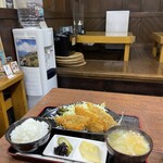 Katsugyo Chibaya - 定食全景と店内