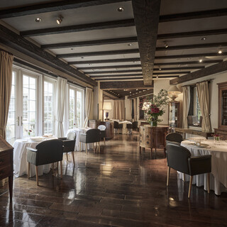 中庭からのやわらかな光がこぼれるメインダイニング