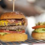 Yasuda Burger - ダブルチーズバーガー＋ベーコン１枚の出来上がるまで #4。