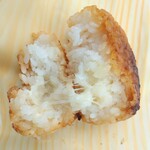 斉藤米穀店 - 外側は味噌を塗って焼いています
      見た目ほど味付けは濃くなく、チーズも含めあっさりした口当たり