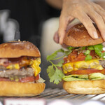 Yasuda Burger - サルサチーズバーガーの出来上がるまで #4。
