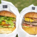 Yasuda Burger - 左：サルサチーズバーガー（1,400円）、右：ダブルチーズバーガー（肉２枚 1,500円）＋ベーコン１枚（250円）＝1,750円。