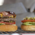 Yasuda Burger - ダブルチーズバーガー＋ベーコン１枚の出来上がるまで #2。