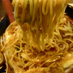 栄雅  - 麺に辛ネギをからめて頂く