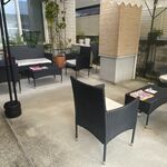 Cafe area - 店舗は自宅の前の駐車場で車を使ったお店ですが車の横手のテントには客席もあってイートインも出来ます