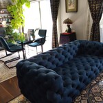 AQUA DINING CAFE 瓢黎 - テーブル席とソファー席