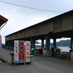 漁港めし - えっ、ここで食べるんすか？？？