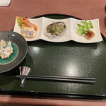 リブマックスリゾート - 突き出し三種と白和。白和は柿が使われていました。