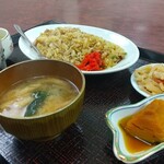 Jiyuuichiya shokudou - カレーチャーハン580円（美味しい小鉢とみそ汁が付きます）