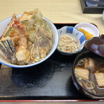 天ぷら てんちゃん - 日替わり定食　ミックス天丼　950円