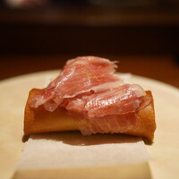 アカ - 松茸の春巻きにハモンセラーノを添えて