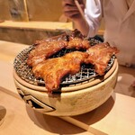 日本料理 研野 - 八丁味噌に漬けた京都もち豚の叉焼を炙る
