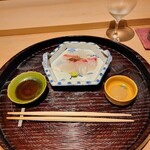 日本料理 研野 - 明石の鯛、薬味は塩、わさび、土佐醤油、鯛の肝醤油