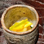 日本料理 研野 - 青森県の小蕪とリンゴのサラダ、ドレッシングは酢と醤油、オリーブオイル、新潟県のかんずり