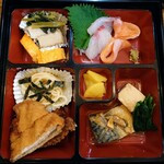 お食事処 わらしべ - 料理写真:令和4年10月 ランチタイム
わらしべ定食 1000円
豚カツ、サバの味噌煮、厚揚げと小松菜の煮物、サーモンお刺身、ブリお刺身、ご飯、みそ汁、サラダ