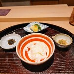 日本料理 研野 - 食事は炊きたてのご飯、ご飯のお供は山クラゲ入りのちりめん山椒、大根ときゅうりの糠漬け、ヒジキと昆布の佃煮