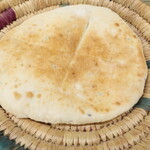アラブ料理専門店 七つの丘 SEVEN HILLS - ホブス（アラブパン）"Hobuz"「ギリシャのピタパンに似た薄いパン。ナンほど甘くはないパンです」※メニュー表記通り，フッハーラとタジンに付きます