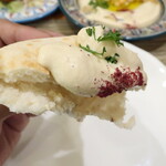 アラブ料理専門店 七つの丘 SEVEN HILLS - ホブス（アラブパン）"Hobuz"「ギリシャのピタパンに似た薄いパン。ナンほど甘くはないパンです」※メニュー表記通り，フッハーラとタジンに付きます，ホンモスをディップ，たぬぞう左手