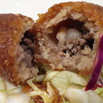 アラブ料理専門店 七つの丘 SEVEN HILLS - クッベ "Kubbeh"「ブルグル（挽割小麦）に挽肉を詰めた揚げ団子。シリアおよびレバノンの代表的な前菜」※メニュー表記通り