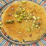 アラブ料理専門店 七つの丘 SEVEN HILLS - クナーフェ "Kunafeh"「アラブ世界で広く食べられている人気のスイーツ。小麦粉の生地にチーズを挟んで焼き、ナッツを振りかけていただくあたたかいデザート」※メニュー表記通り