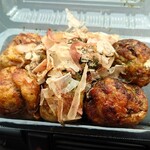 ジャンボたこやき 大阪道頓堀 - 出来立てというよりは
出来てたのを加熱してある感じ。
生温かい。

味は不味くもないけど旨くも、、、（笑）
まあ普通な味わいだねえ。