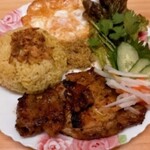 猪肉和煎鸡蛋的米饭拼盘 (COM DIA)