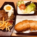 쇠고기 스테이크와 감자 튀김 (빵 포함) (BO BIT TET)