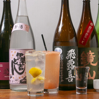 多彩な焼酎・選りすぐりの日本酒。来店が楽しくなるラインナップ