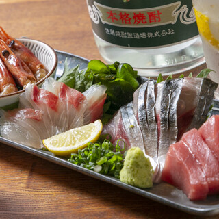 刺身盛り合わせは、4切れずつ4種類で1500円。お得です。