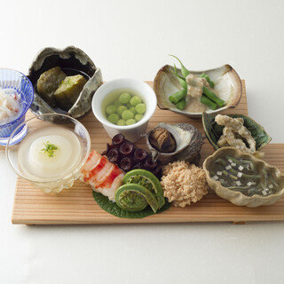移ろう季節を表現する名物「豆皿八寸」