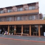 ヴィラ山水 - 琵琶湖沿いにあります=3=3=3 1Fはレストランだけど、2Fは和室のお食事処、3Fは宿泊施設になってます♪
