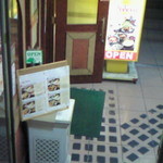 インディアンレストランミラ - 夜行くとホストのようなキャッチのいるビルの地下１Ｆ。