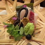 恵比寿　くろいわ - 鯛にかくれてますが、10分前にさばいたヤリイカの食感も素晴らしかった。