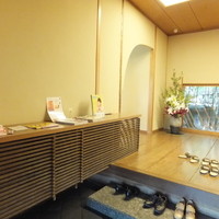 フランス料理 梓屋 - エントランスは広く靴を脱ぎます。