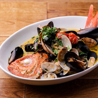 シェフ自慢のアクアパッツァ！濃厚な魚貝のスープが決め手です。