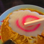 Ramen sanpachi - さんぱちデー　味噌ラーメン　９００円→６００円（税込）のナルトのアップ【２０２２年１０月】