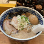 愚直 - とんこつラーメン　700円
      味玉　　　　　　　100円