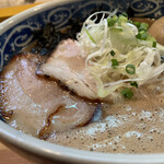 愚直 - とんこつラーメン　700円
      味玉　　　　　　　100円