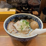 愚直 - とんこつラーメン　700円
      味玉　　　　　　　100円