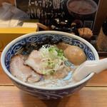 愚直 - とんこつラーメン　700円
      味玉　　　　　　　100円