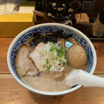 愚直 - とんこつラーメン　700円
      味玉　　　　　　　100円