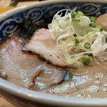 愚直 - とんこつラーメン　700円
      味玉　　　　　　　100円