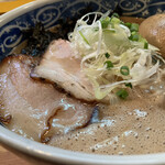 愚直 - とんこつラーメン　700円
      味玉　　　　　　　100円