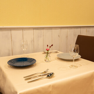 やわらかな色合いのテーブルクロスと可憐な一輪挿しの花が、お食事を演出します。