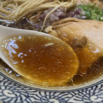 鴨と上州地鶏 中華そば 鷹 - 鶏の出汁がしっかり出ていて、味わいにも深みがある。
