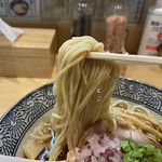 Kamo To Joushuu Didori Chuu Kasoba Taka - 麺は細麺ストレート。
                        歯応えのあるシコシコ麺で、
                        博多ラーメンのような食感に似てる。
                        鳥ダシのスープをしっかりと持ち上げてくれ、
                        美味いぞ！(*´﹃｀*)